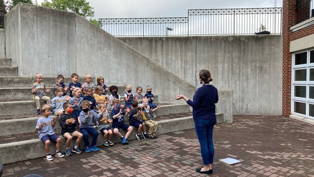 cincylibrary's tweet image. Sometimes sharing the library means going outside of our #41branches. Did you know that our youth librarians regularly visit schools, like Miss Mariah pictured here at St. Antoninus School? 🍎