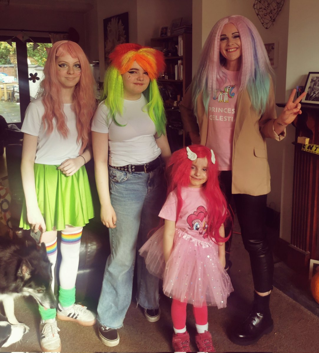 thismumbusiness's tweet photo. @y1_2m this was Esmé cosplaying Pinkie Pie at Animeleague Comicon at the weekend 🦄🦄 https://t.co/MBelZ8OWIF