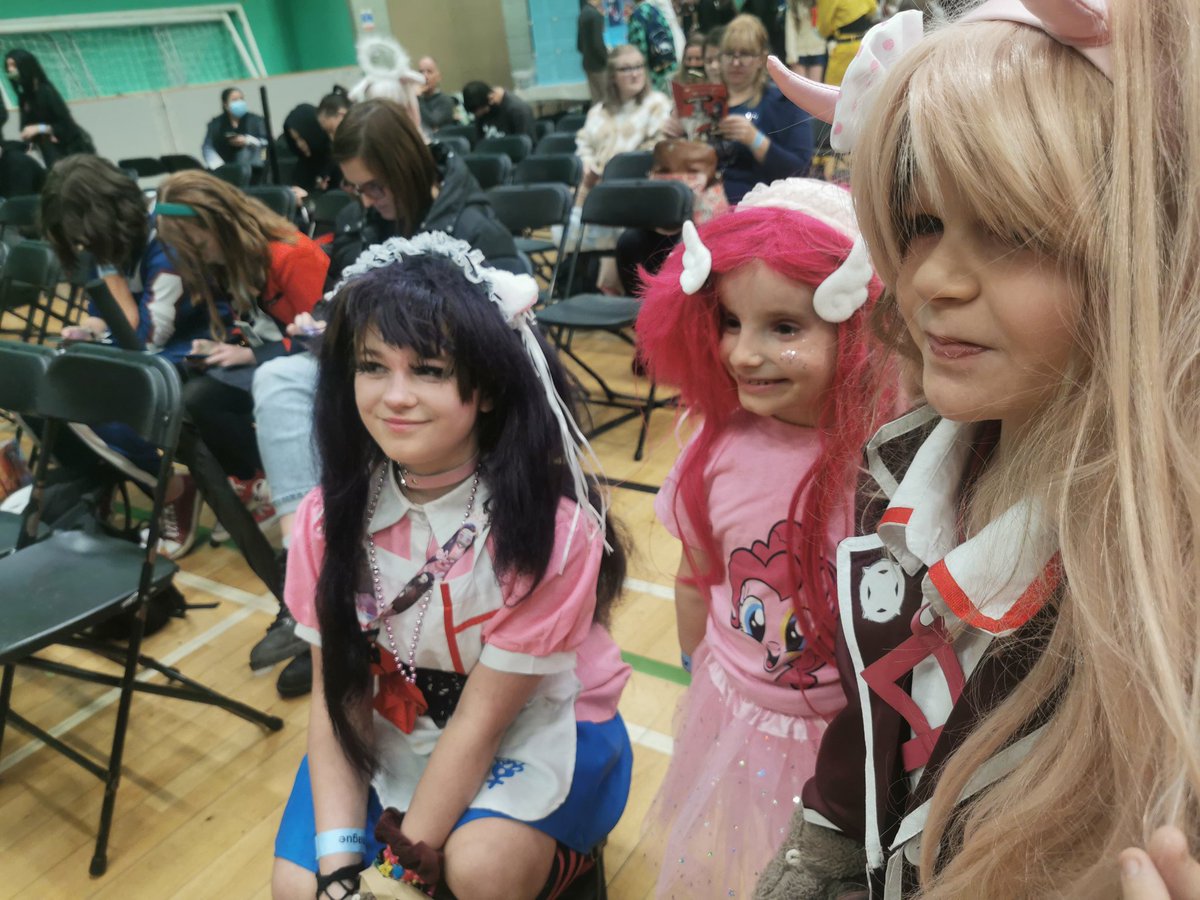 thismumbusiness's tweet photo. @y1_2m this was Esmé cosplaying Pinkie Pie at Animeleague Comicon at the weekend 🦄🦄 https://t.co/MBelZ8OWIF