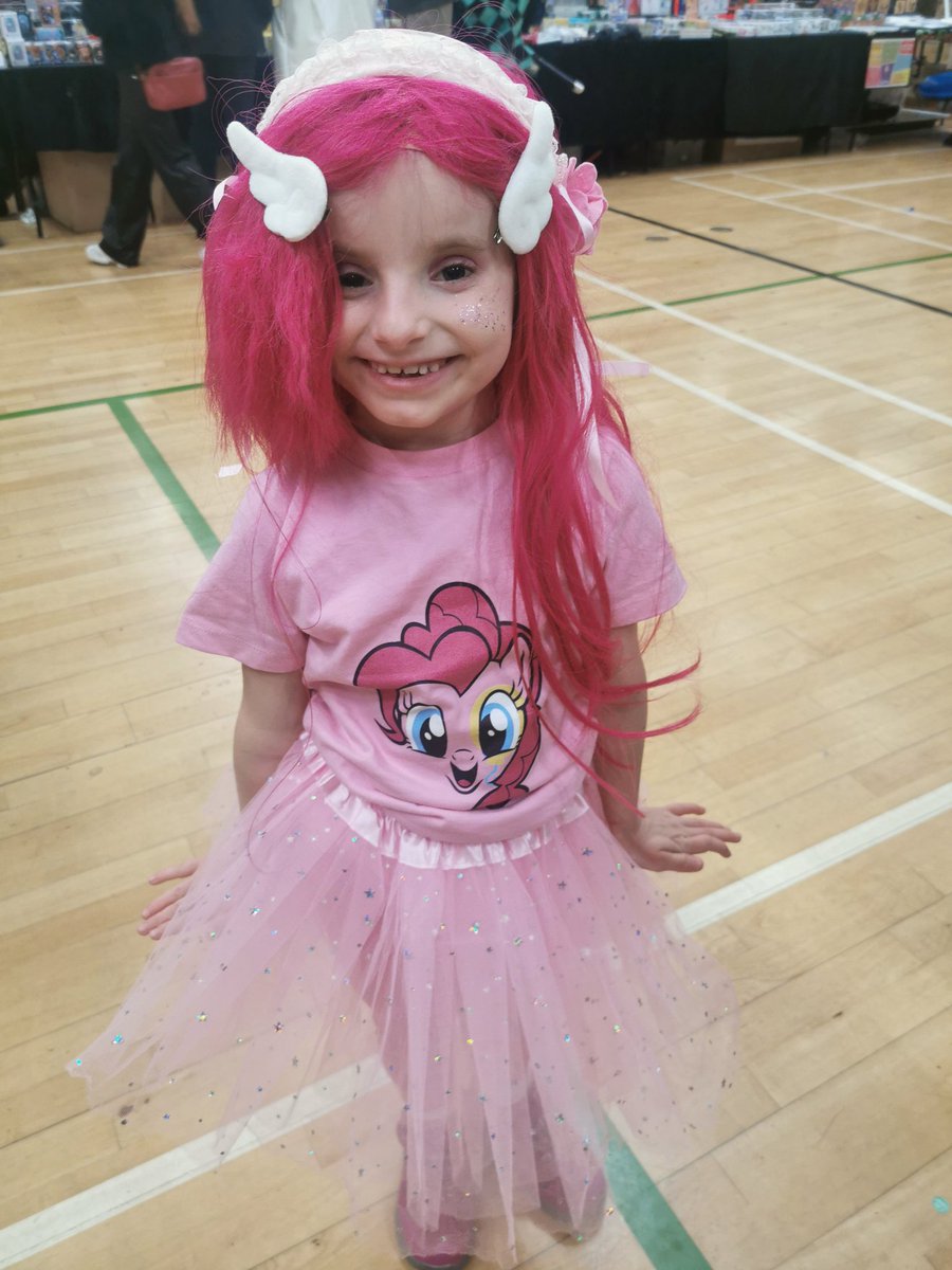 thismumbusiness's tweet photo. @y1_2m this was Esmé cosplaying Pinkie Pie at Animeleague Comicon at the weekend 🦄🦄 https://t.co/MBelZ8OWIF