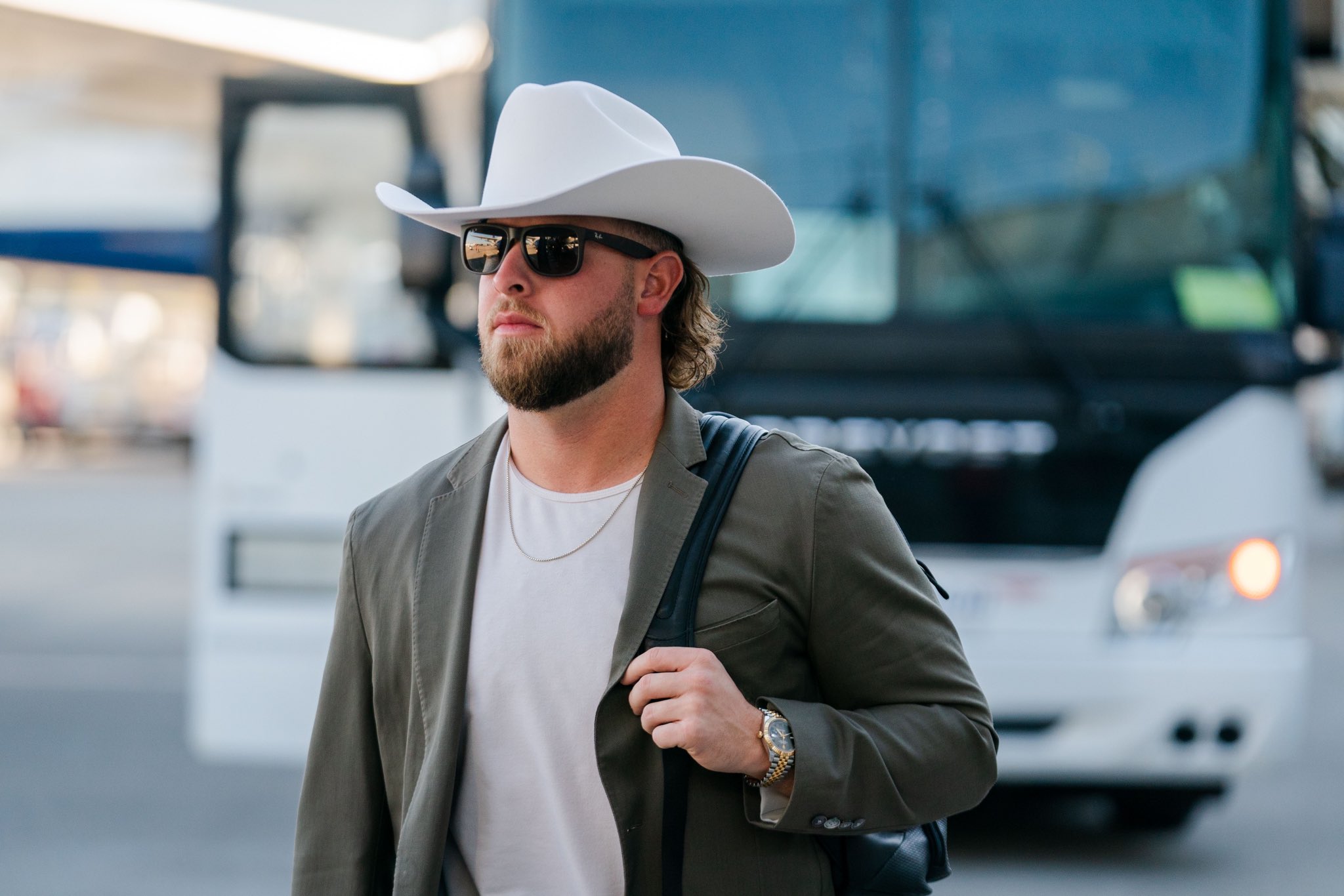 AJ Minter carries Braves title belt, wears cowboy hat during champagne  celebration 