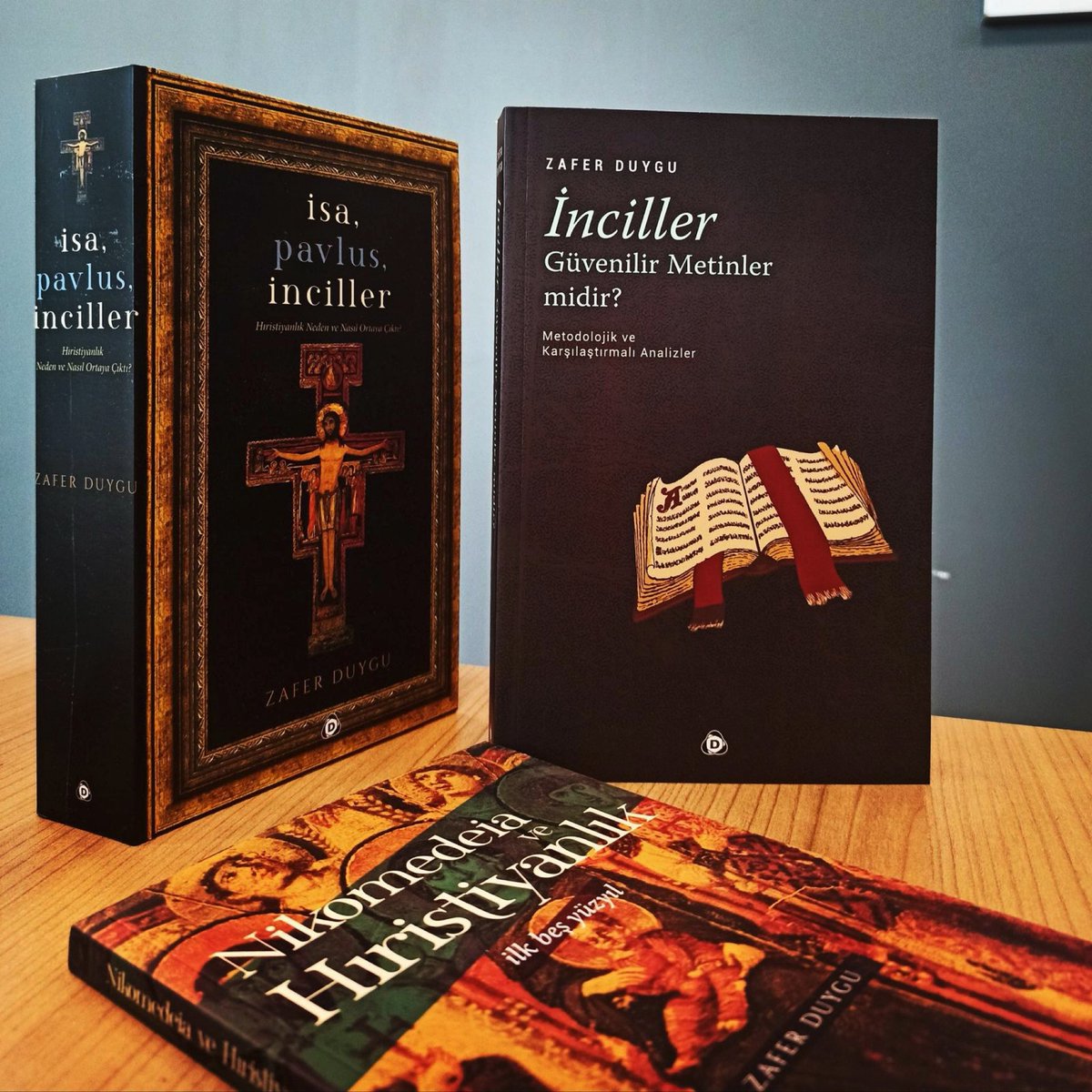 Üç kitap birden!

İsa, Pavlus, İnciller; İnciller Güvenilir Metinler midir?; Nikomedeia ve Hıristiyanlık adlı kitaplarım, <a href="/dusunyayinlari/">Düşün Yayıncılık</a>’nı takip eden ve bu tweeti beğenip RT eden 10 takipçime imzalı gönderilecektir.

Son Tarih: 5 Kasım, 20.30

Kapalı hesaplar etkinlik dışıdır.