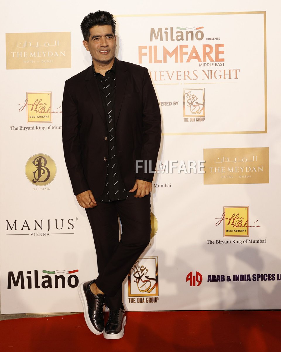 filmfare's tweet photo. Dapper as always!
@ManishMalhotra at the #FFMEAchievers Awards. https://t.co/RW8wTL0X2W
