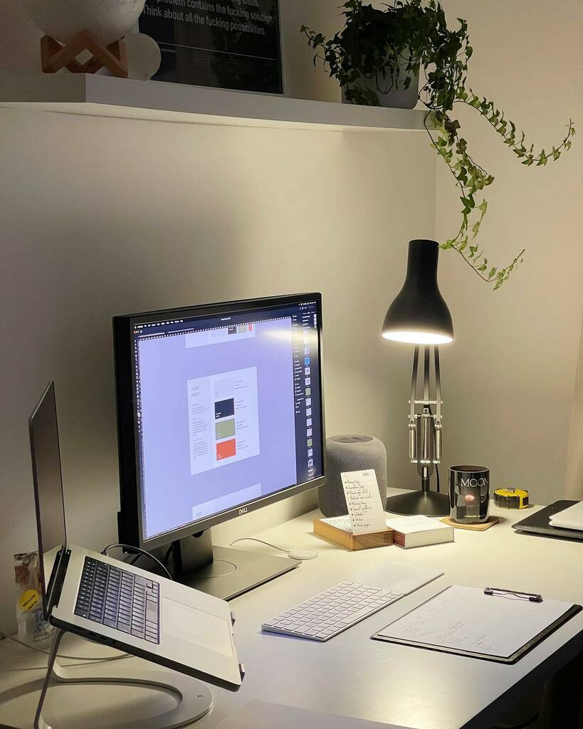 Cosy evening work vibes 💡 I’ve found that I’m most productive in the mornings and evenings so try and work with it rather than against it! I used to feel like I needed to be chained to my desk 9-5 (corporate conditioning?). Well, fuck that 😉 instagr.am/p/CVvdiioN4YF/