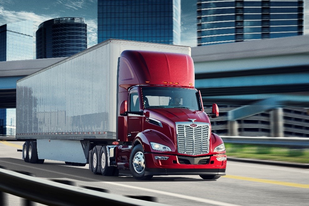 PeterbiltMotors's tweet photo. This New Model 579 Day Cab configuration features the new A-pillar fairings, chassis fairings, wheel well closeouts and ground skirts, all designed to smooth airflow around the vehicle to provide superior aerodynamics and fuel economy. #NewModel579 #PeterbiltPride https://t.co/KaLw8xSgSc