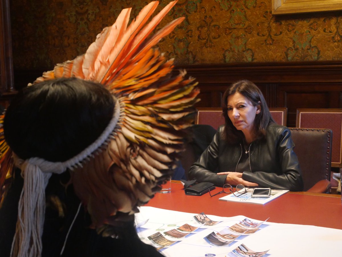 Anne_Hidalgo's tweet photo. 17% de la surface forestière amazonienne a déjà disparu. Il est urgent d'agir.
J’ai pu échanger avec des représentants des peuples d'Amazonie, qui attendent des réponses et des actes de la part des États. Sauver l'Amazonie et ses habitants, c'est sauver notre planète. #COP26 https://t.co/ynbQSWaF2s