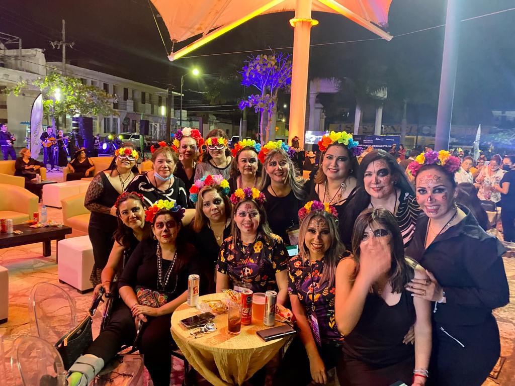LizCruzMx's tweet photo. #CumbreAMMJE2021
Visitamos más de 400 mujeres de todo el país la ciudad de Tampico Tam, el día de ayer vestidas de catrinas disfrutamos un desfile náutico en el canal de la cortadura #ReconectaAMMJE #Hermosillo #AMMJEHermosillo https://t.co/W74tiitJdv