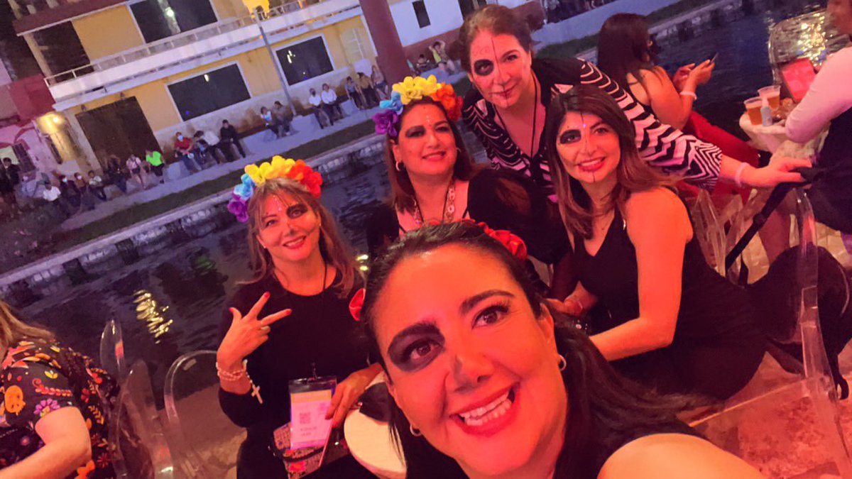 LizCruzMx's tweet photo. #CumbreAMMJE2021
Visitamos más de 400 mujeres de todo el país la ciudad de Tampico Tam, el día de ayer vestidas de catrinas disfrutamos un desfile náutico en el canal de la cortadura #ReconectaAMMJE #Hermosillo #AMMJEHermosillo https://t.co/W74tiitJdv