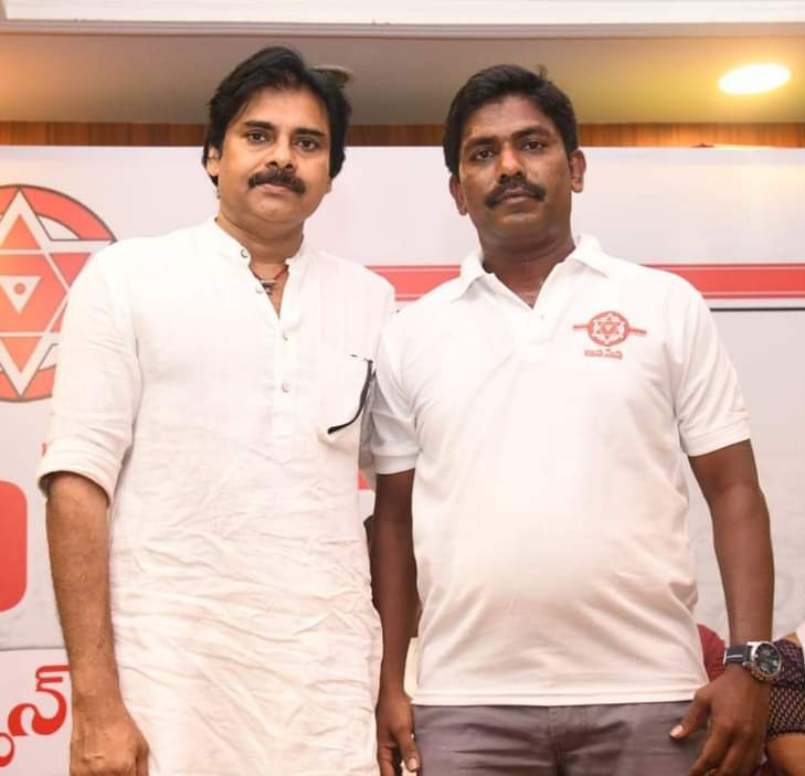 విశాఖలో వైసీపీకు ముచ్చెమటలు పెట్టిస్తున్న @GVMC_OFFICIAL జనసేన ఫ్లోర్ లీడర్
మూర్తి యాదవ్ గారితో జనసేనాని పవన్ కళ్యాణ్ గారు. 👌💥
This pic made my day ❤️👍
ఎవరు expect చెయ్యలే... హోప్స్ కూడా పెట్టుకోలే...కానీ గెలిచి చూపించాడు.
ఈరోజు వైసీపీపై పోరాడుతున్నాడు మూర్తి యాదవ్ గారు.