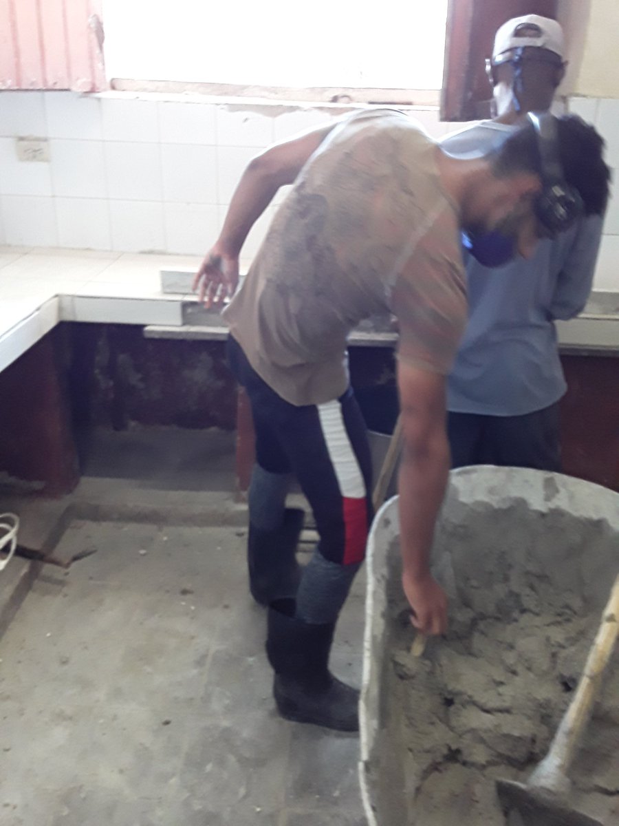 Culminan la reparación de las mesetas del seminternado Enrique Hart para mejorar las condiciones higiénico sanitarias del centro e iniciar el curso con mejores condiciones