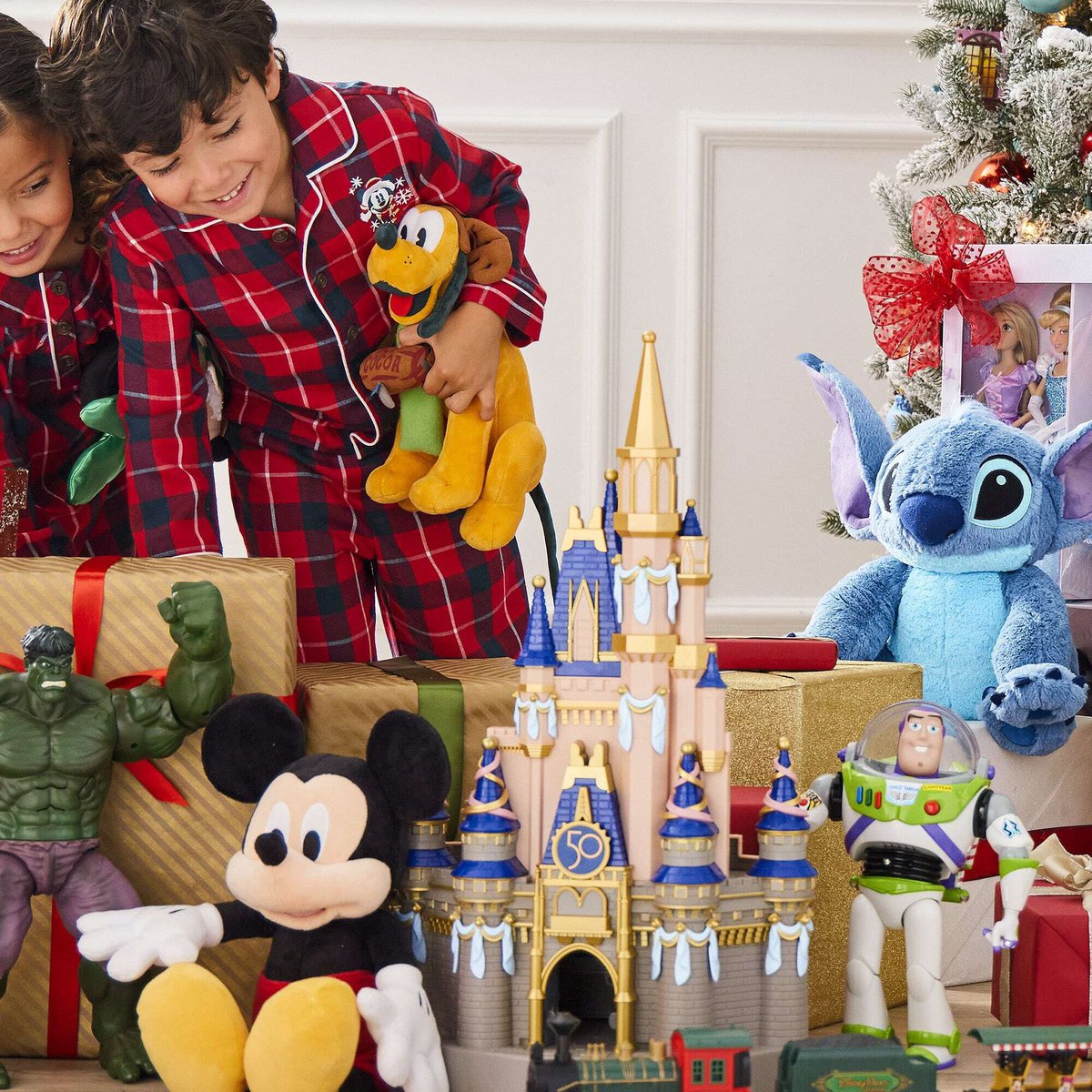 disneystore's tweet photo. Get inspired, shop for others, or shop for yourself with our new Holiday Gift Guide. Visit https://t.co/iUnWiGbXh8 to explore. 🎄 https://t.co/VWH4SfmxLE