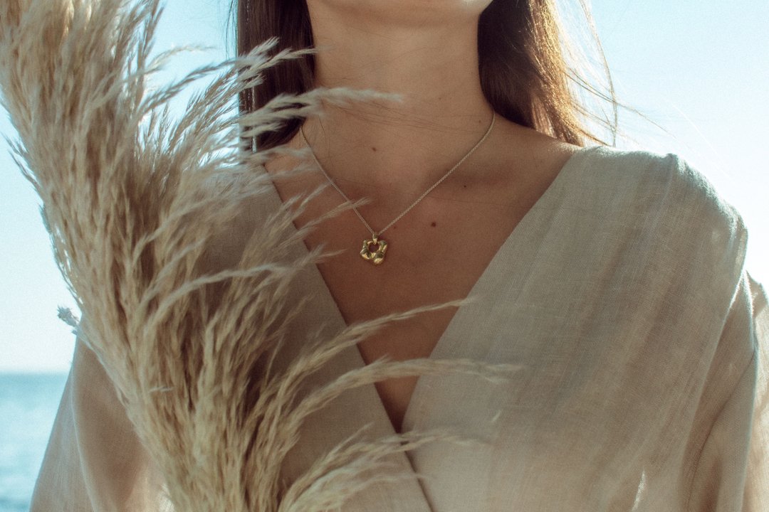 VimeriaJewelry's tweet photo. A special collection has arrived. The bloom Necklace is a delicate reminder of all the beautiful things to come. Your inner potential.

____________________________

#vimeria #organiccollection #bloomnecklace #sculpturaljewelry #delicateneckkace #fluidforms #silverjewelry #sterli https://t.co/FklELSLoD8