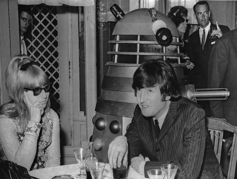 Here's a new colourisation which basically encapsulates mid-60s UK pop culture: John Lennon and his wife Cynthia with a movie Dalek at the Cannes Film Festival between 20-28th May 1965. I couldn't source a decent copy so I've done my best with what I had!😅 #DoctorWho #Beatles
