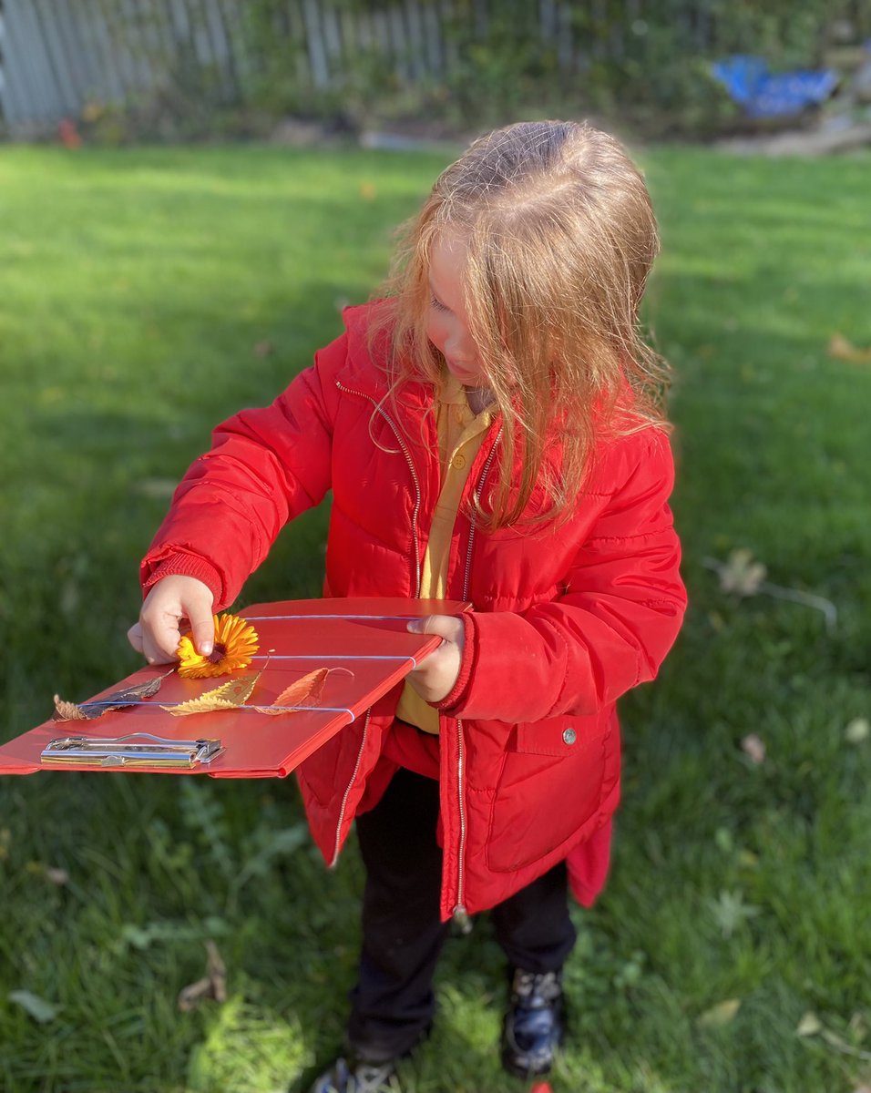 stdavidsrc2017's tweet photo. An Autumn leaf hunt kicked off our new topic 🍁🍂🍃 which led to some fantastic observational drawing #sdpsy1 #Intothecold #pupilvoice #Autumn #learningfirsthand https://t.co/8F3YCX5v7n