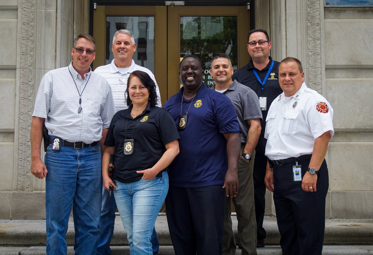 ToledoFire's tweet photo. Thank you and good luck to @ToledoPolice Detective Charles LeRoux who is leaving @TFDArsonUnit after serving as an arson investigator for the last 6 yrs. Detective LeRoux, a 22 year TPD veteran, will be moving to another assignment within the TPD. Thank you sir! #toledofire https://t.co/BQ8opwTC5u