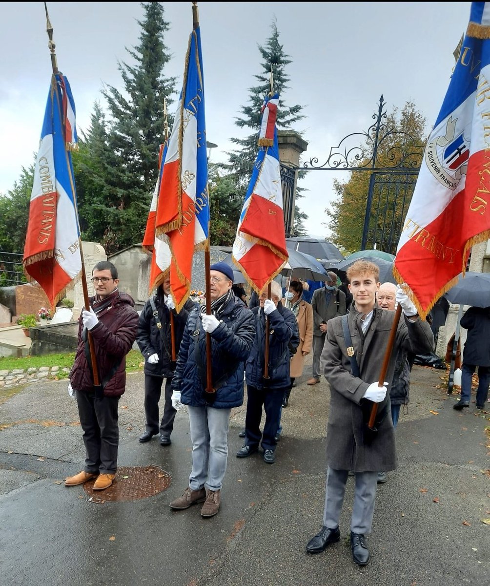 2020Upf's tweet photo. 🇫🇷 C'est sous une fine pluie que nous avons rendu hommage aux soldats mort...https://t.co/tADLD7j4Ye

#Firminy #Hommage #1novembre https://t.co/Mck091KW77