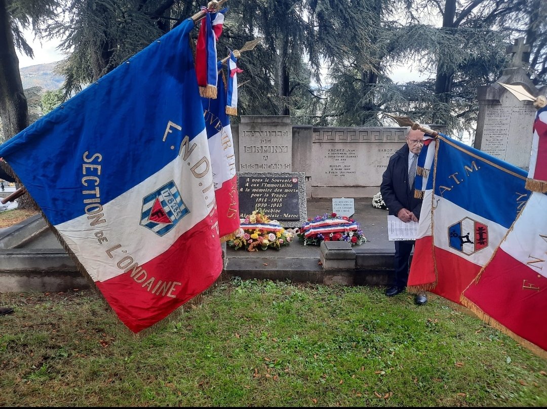 2020Upf's tweet photo. 🇫🇷 C'est sous une fine pluie que nous avons rendu hommage aux soldats mort...https://t.co/tADLD7j4Ye

#Firminy #Hommage #1novembre https://t.co/Mck091KW77