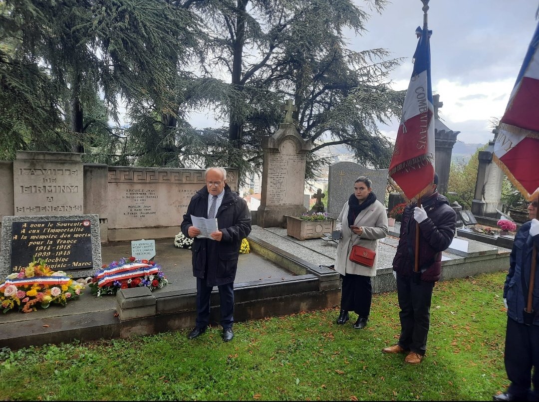 2020Upf's tweet photo. 🇫🇷 C'est sous une fine pluie que nous avons rendu hommage aux soldats mort...https://t.co/tADLD7j4Ye

#Firminy #Hommage #1novembre https://t.co/Mck091KW77