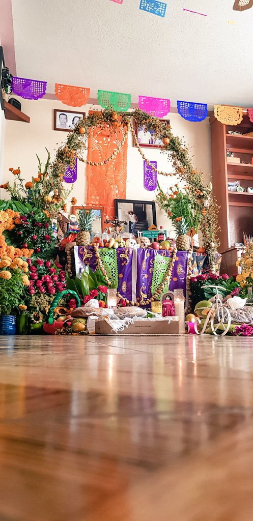 ivangomezcal's tweet photo. Feliz día de muertos #mezcalovers, 12:00p.m., hora en la que empiezan a arribar aquellos que se nos adelantaron. 
Brindemos por ellos🥂, bienvenidos sean a esté su hogar. https://t.co/LiD0MMK8xN