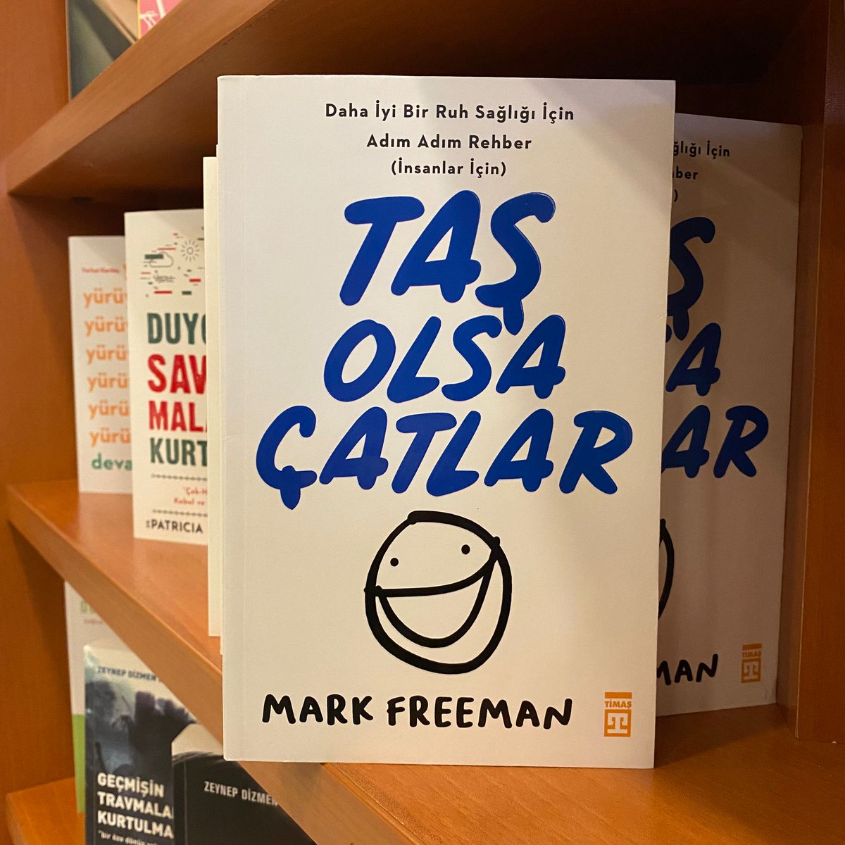 timasyayingrubu's tweet photo. Taş Olsa Çatlar, ruh sağlığı üzerine ilham dolu bir rehber. Mark Freeman tecrübe derinliği ve anekdotlarla, yaşamın her evresinde karşılaşabileceğimiz pek çok hastalıktan, diğer yöntemler başarısız olsa bile iyileşebileceğimizi gösteriyor. 
#kitaptaşolsaçatlar #markfreeman https://t.co/Eq61UXPE42