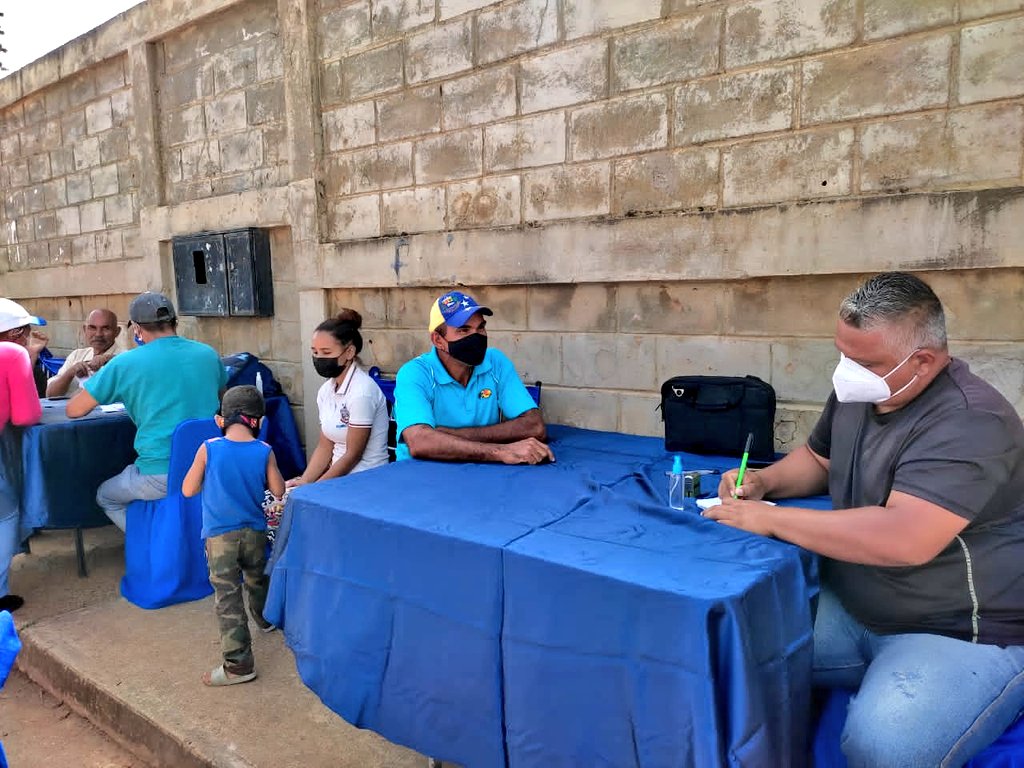 AlcaldiaAnaco's tweet photo. Plan #AnacoSolidario❤️ de @LuisGuevaraM_ Ayuda a Vecinos del Municipio.

Todo este excelente equipo visitó el sector la Florida Natereña para asistirlos con atención médica general, farmacia gratuita y para cerrar la jornada compartieron en unidad de la olla solidaria. https://t.co/VOGPFGl0ry