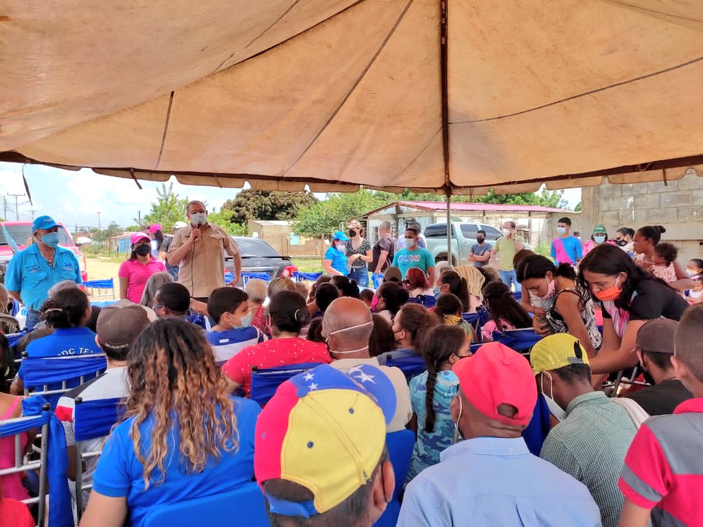 AlcaldiaAnaco's tweet photo. Plan #AnacoSolidario❤️ de @LuisGuevaraM_ Ayuda a Vecinos del Municipio.

Todo este excelente equipo visitó el sector la Florida Natereña para asistirlos con atención médica general, farmacia gratuita y para cerrar la jornada compartieron en unidad de la olla solidaria. https://t.co/VOGPFGl0ry