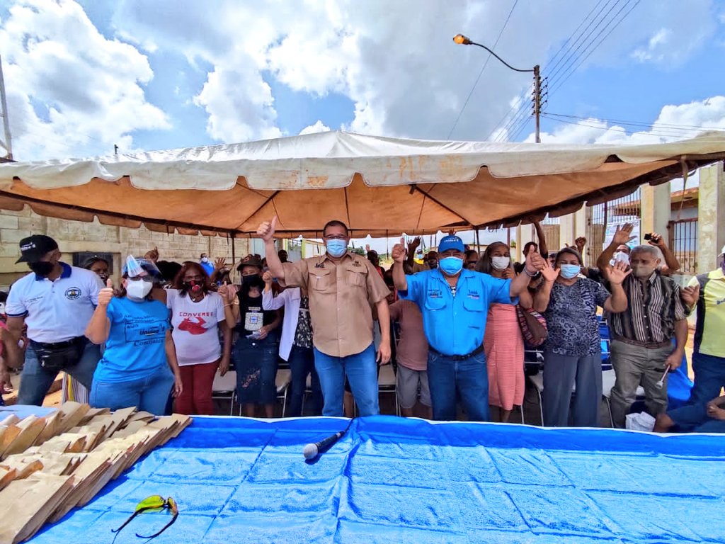 AlcaldiaAnaco's tweet photo. Plan #AnacoSolidario❤️ de @LuisGuevaraM_ Ayuda a Vecinos del Municipio.

Todo este excelente equipo visitó el sector la Florida Natereña para asistirlos con atención médica general, farmacia gratuita y para cerrar la jornada compartieron en unidad de la olla solidaria. https://t.co/VOGPFGl0ry
