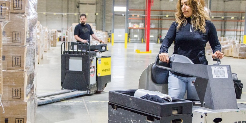 wiltonbrands's tweet photo. Join our team!   We’re looking to fill full-time hourly positions at our distribution centers in Romeoville, IL! Plus, now through December 31st, we are paying a $200 weekly bonus to all hourly associates. Text “cake” to 312-396-2311 or click here: https://t.co/So7j9z4L3x https://t.co/17UEumrjiu