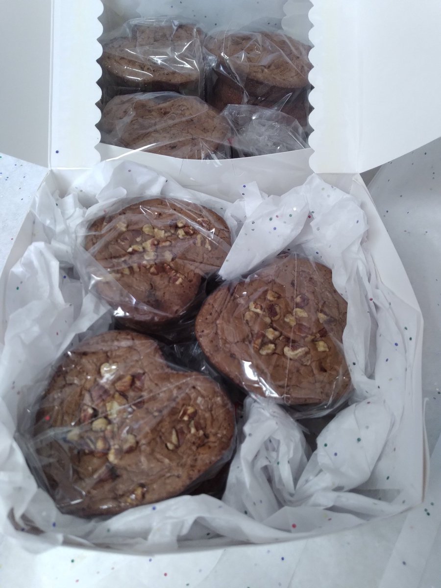 MommasGo's tweet photo. 😋 BROWNIES 
#MailOrder https://t.co/mxDNgPIVRY