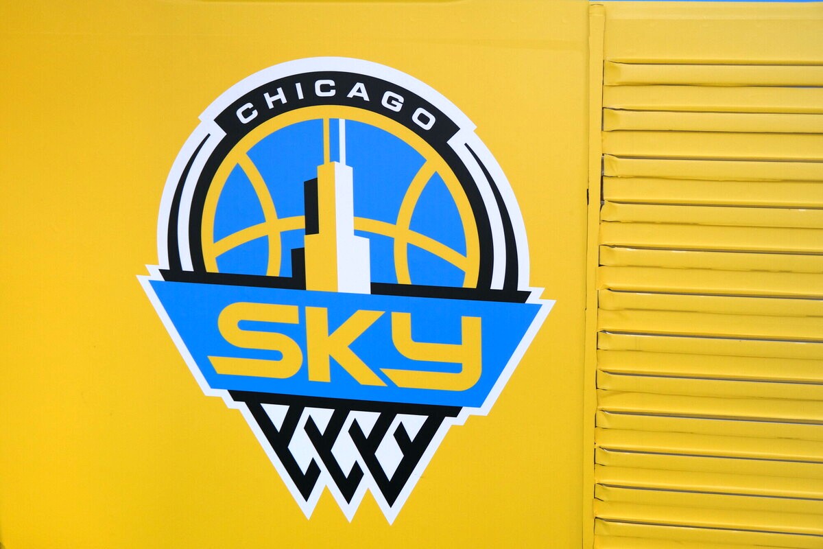cta's tweet photo. Let’s hear it for the @chicagosky! We’re proud to honor our #WNBA Champions with a #SkyTown celebratory train wrap. Look for our specially-designed, blue-and-yellow rail cars rolling on the Green Line, beginning Monday 11/1!
https://t.co/yU9Zhf7LXw https://t.co/8nSPzGFXQz