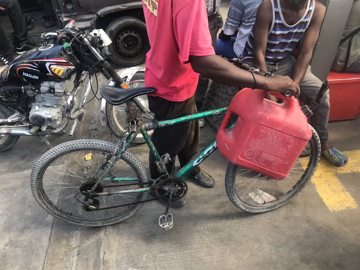 ralph1584's tweet photo. Réalité haïtienne! Yo di w, yo pap gaz nan gallon ! Ti malice vin ak Bicyclette li, li di w se pou tank Bécane li, li bezwen! 🙈🙈#EskeTêtNouDwat #D31 #HaitiChérie  #Gédé2021 https://t.co/KFHb6PLEoM