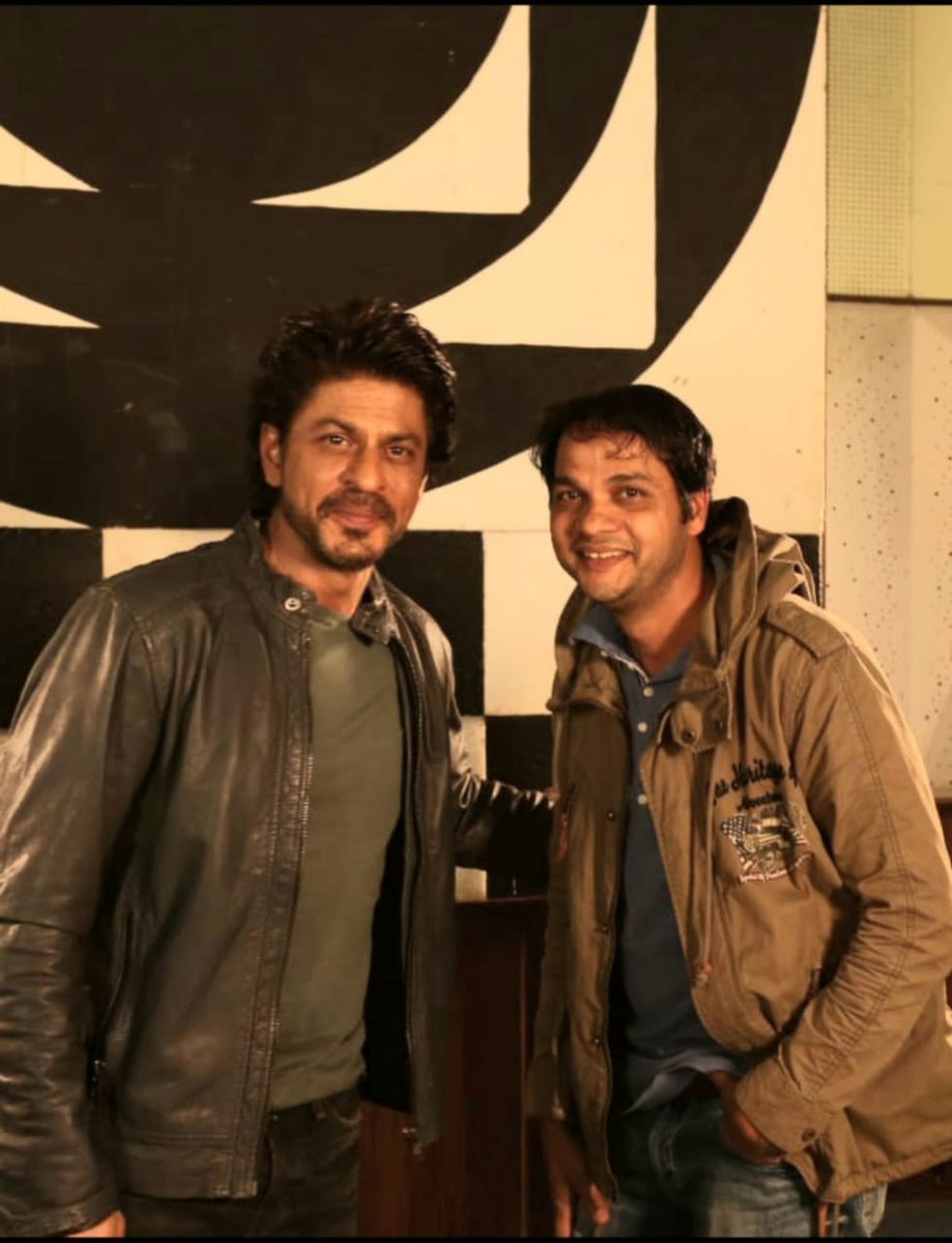 aavishhkar's tweet photo. THREAD: #HappyBirthdaySRK #SRKDay

And here goes that HEART-TOUCHING #ShahRukhKhan story:
My colleague @CameramanTahir - who has been working in media industry as a cameraman for 20 years- needed a small byte from @iamsrk. It was actually an ID request for some APP related int. https://t.co/2I01SJno8f