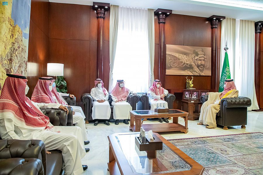 SPAregions's tweet photo. سمو أمير #حائل يستقبل المدير التنفيذي لمركز تمكين الكفاءات بوزارة الداخلية.
https://t.co/K6PicK1csC
#واس_عام https://t.co/mLfsjepkBB