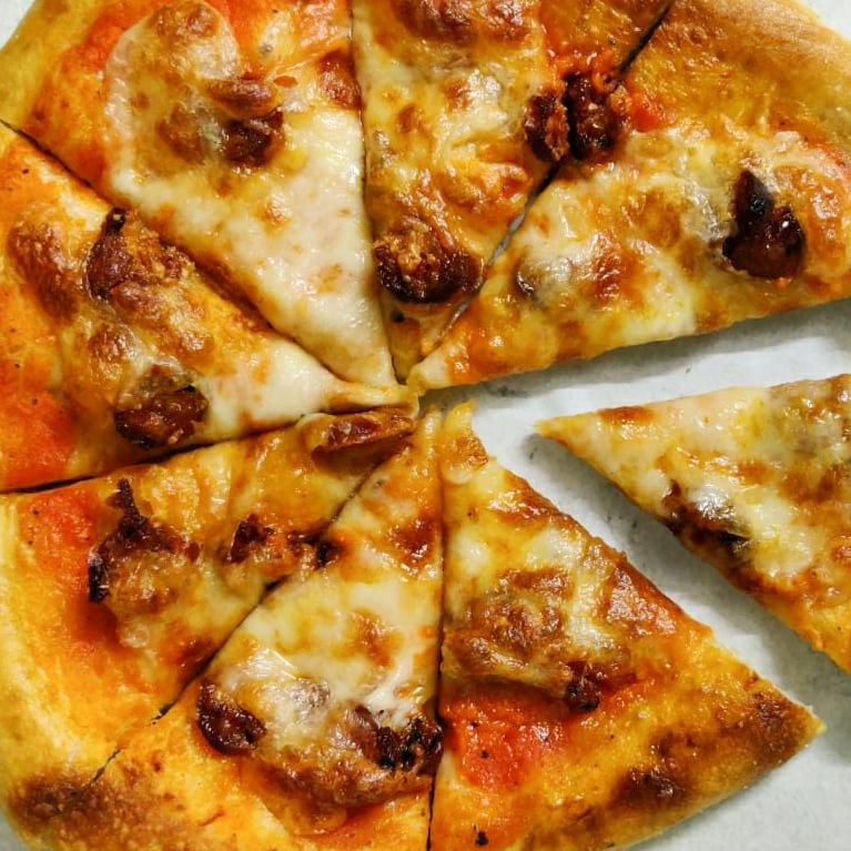 Kur0Tetsu's tweet photo. 48-hour slow rise natural leavened pizza.
Had to do a lot of jugaad for a home oven but got a decent colour on the crust after all. https://t.co/AgR1Lhkgyl