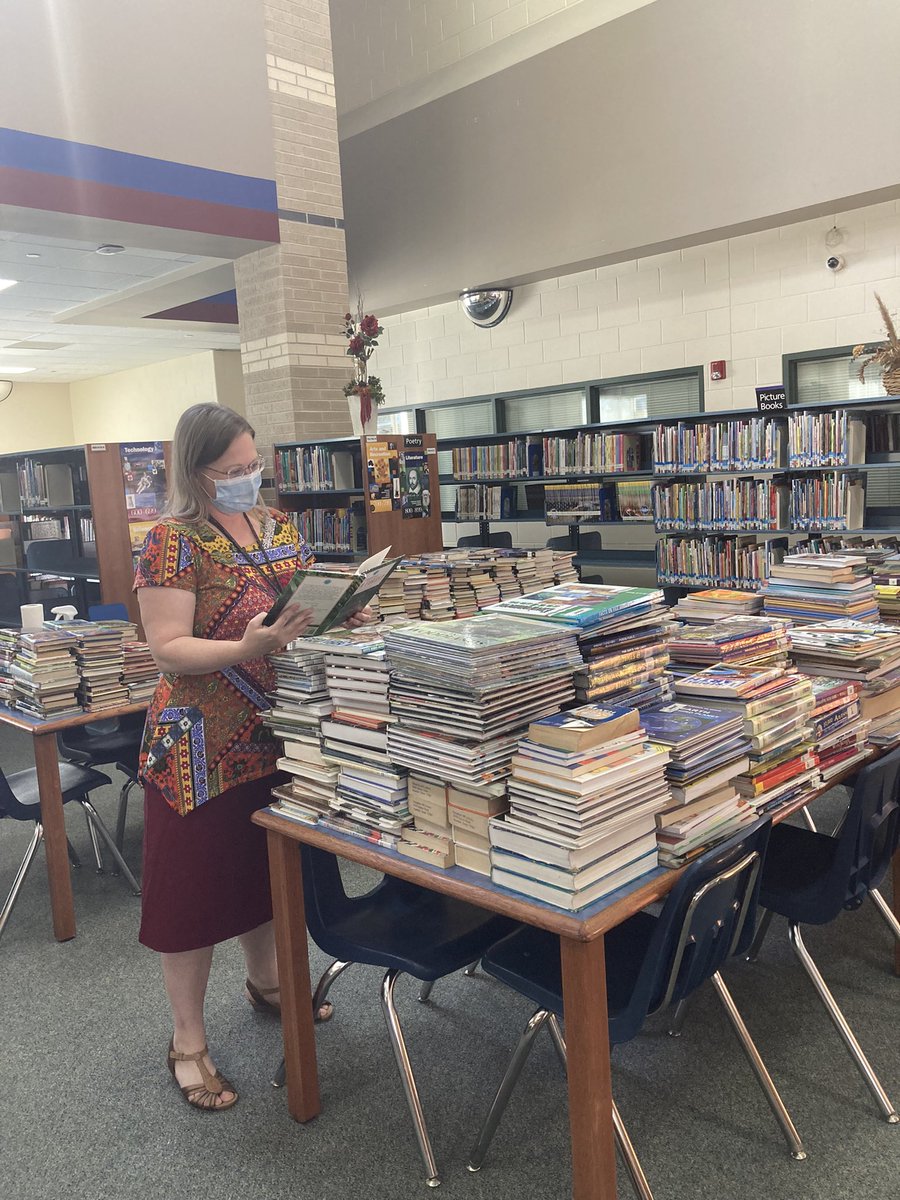 byjcjackson's tweet photo. Book Weeding 🧡
“Weeding is a vital process for an active collection because it ensures the collection stays current, relevant, and in good condition”
We do that in @SpringISD Do YOU? 👀 👏🏾 Library Media Specialist Ms. Lunenburg! @SISDInstTech #weedingbooks #library #bannedbooks https://t.co/cGb2YL9fck