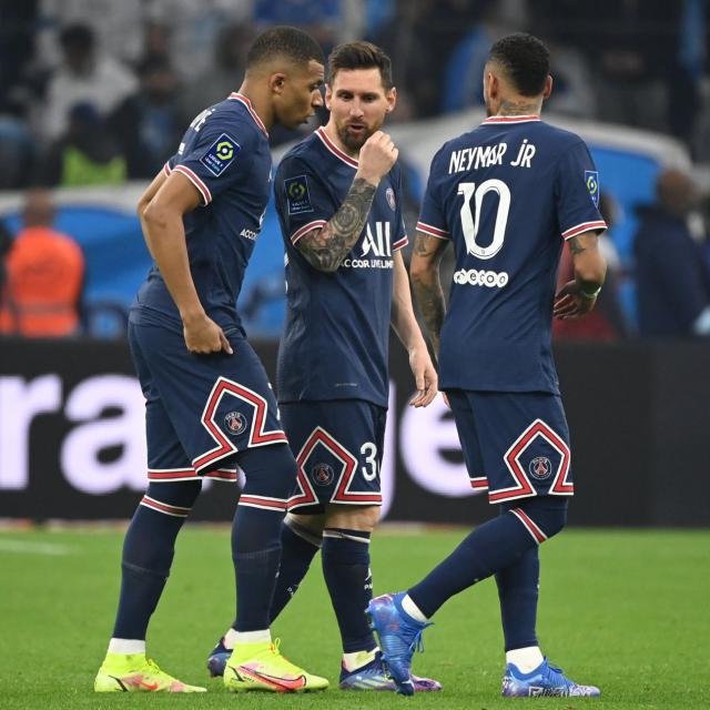 lequipe's tweet photo. Pourquoi le français n'est pas la langue utilisée dans le vestiaire du PSG

S'ils comprennent le français dans leur majorité, joueurs et staff parisiens préfèrent le plus souvent s'exprimer dans d'autres langues, par réflexe et par facilité. https://t.co/qF5PIdR8wK https://t.co/H3sMPAdGpS