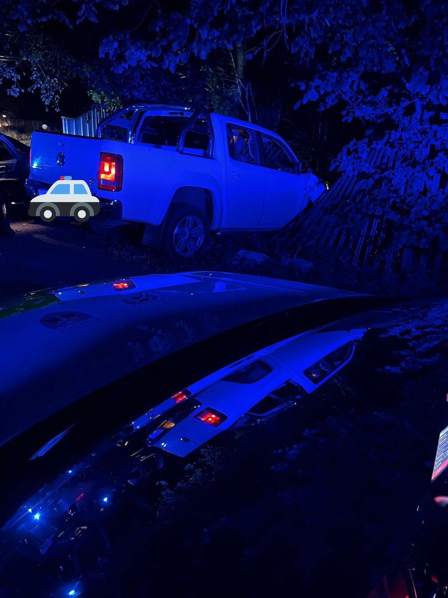 tvprp's tweet photo. The driver of this Amarok failed to stop for RP officers in @TVP_Slough before he ran out of skill and crashed into a fence. Enquiries ongoing to identify the driver #TTBShift #P7703 https://t.co/p9fmQVgpOh