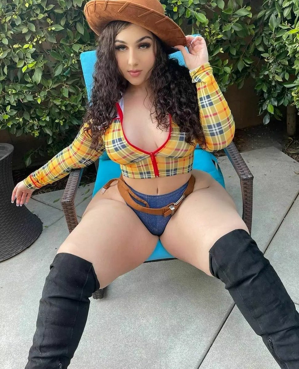 melissaf70's tweet photo. Salut les cochons je me suis déguis�� en lucky Luke la journée et le soir je me quasiment pas habillé toute les pour mes vip vient en faire partie ya de tout 🍑🍑🍆🍆 https://t.co/y82Ro4M16w