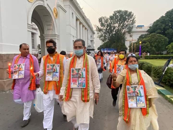ackbt's tweet photo. বাংলাদেশের🇧🇩হিন্দু🕉🔱🚩নির্যাতনের মৌন প্রতিবাদ কলকাতায়🇮🇳পশ্চিমবঙ্গ বিধানসভার B.J.P.বিধায়ক/M.L.A.দের @monidipadey @avroneel90 @_PriyaSaha @SrutyDey468278 @Biplob_1994 @RajuDas7777 @debtanu1971 @MajiDevDutta 
#Bangladesh #SaveBangladeshiHindus #SaveHindus #savehindusinbangladesh https://t.co/pMB3Mkcj6U