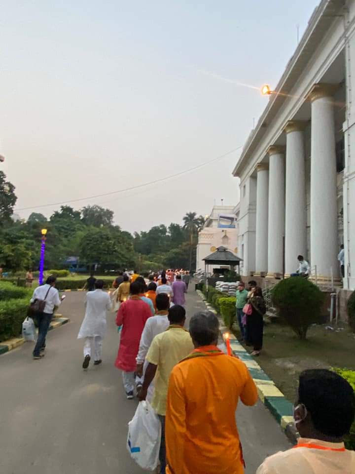 ackbt's tweet photo. বাংলাদেশের🇧🇩হিন্দু🕉🔱🚩নির্যাতনের মৌন প্রতিবাদ কলকাতায়🇮🇳পশ্চিমবঙ্গ বিধানসভার B.J.P.বিধায়ক/M.L.A.দের @monidipadey @avroneel90 @_PriyaSaha @SrutyDey468278 @Biplob_1994 @RajuDas7777 @debtanu1971 @MajiDevDutta 
#Bangladesh #SaveBangladeshiHindus #SaveHindus #savehindusinbangladesh https://t.co/pMB3Mkcj6U