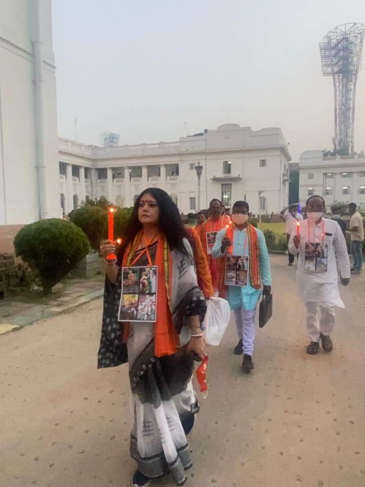 ackbt's tweet photo. বাংলাদেশের🇧🇩হিন্দু🕉🔱🚩নির্যাতনের মৌন প্রতিবাদ কলকাতায়🇮🇳পশ্চিমবঙ্গ বিধানসভার B.J.P.বিধায়ক/M.L.A.দের @monidipadey @avroneel90 @_PriyaSaha @SrutyDey468278 @Biplob_1994 @RajuDas7777 @debtanu1971 @MajiDevDutta 
#Bangladesh #SaveBangladeshiHindus #SaveHindus #savehindusinbangladesh https://t.co/pMB3Mkcj6U