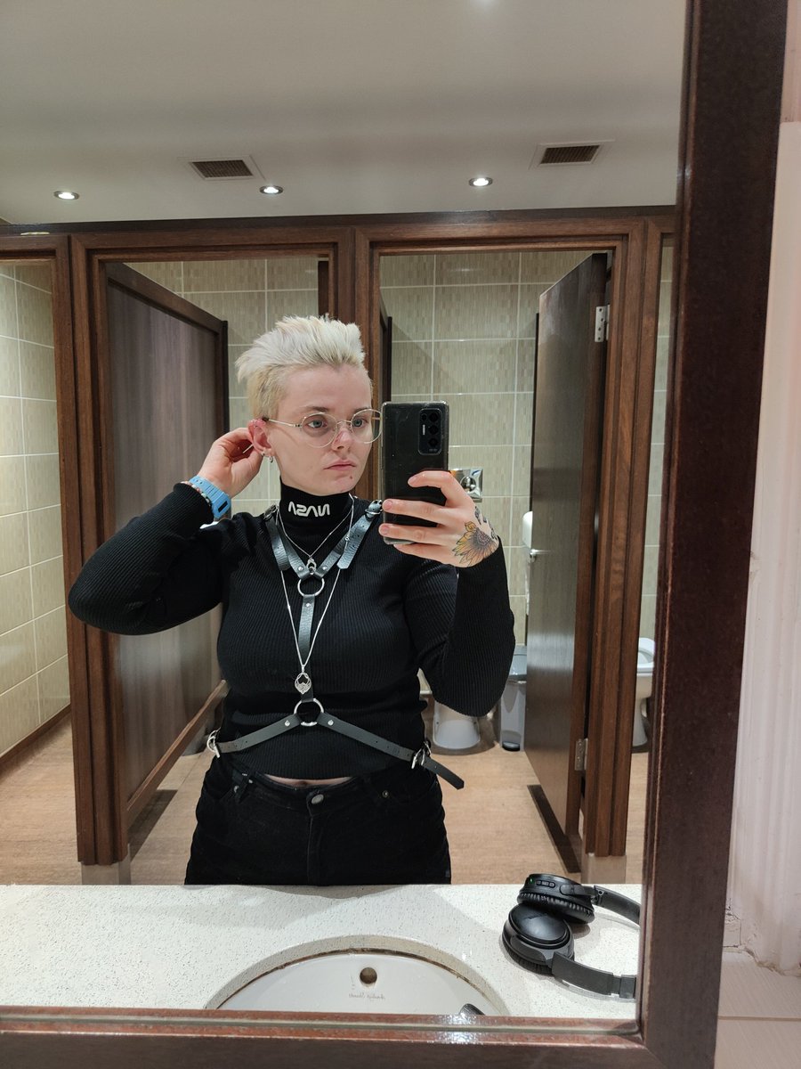 hellohayelss's tweet photo. @jk_rowling ummm can I cast for Grindelwald? I have acting experience - I've been acting my whole life and the voices in my head are now being assessed for Sczoprenia 🙃 #fantasticbeasts #harrypotter #crimesofgrindelwald #grindelwald @FantasticBeasts #jkrowling @BeastsMovieUK https://t.co/9m8NKLGmu3