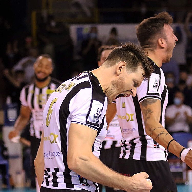 CrisPoglajen's tweet photo. "𝐘𝐨𝐮 𝐨𝐧𝐥𝐲 𝐟𝐚𝐢𝐥 𝐰𝐡𝐞𝐧 𝐲𝐨𝐮 𝐬𝐭𝐨𝐩 𝐭𝐫𝐲𝐢𝐧𝐠"
#goPoitiers 👊🏼⚫️⚪️
#poitiers #volleyball #francia #gameday #allezpoitiers #liguefrancese #adnvoley #lnv #lnvvolley #deporte #pasionporelvoley #voley #stadepoitevinvolleybeach #sport #polaco #6 🔥🏐 https://t.co/R7mrKPBZPU