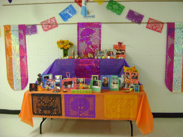 Woodland50News's tweet photo. Students at @ElemEast50 @ElemWest50 created beautiful ofrendas as they learned about Día de los Muertos! An ofrenda is built to honor and remember loved ones who have passed away by sharing pictures, memorabilia and favorite things that remind you of your loved one. #LifeintheW https://t.co/qnsgfrcMQc