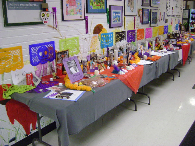 Woodland50News's tweet photo. Students at @ElemEast50 @ElemWest50 created beautiful ofrendas as they learned about Día de los Muertos! An ofrenda is built to honor and remember loved ones who have passed away by sharing pictures, memorabilia and favorite things that remind you of your loved one. #LifeintheW https://t.co/qnsgfrcMQc
