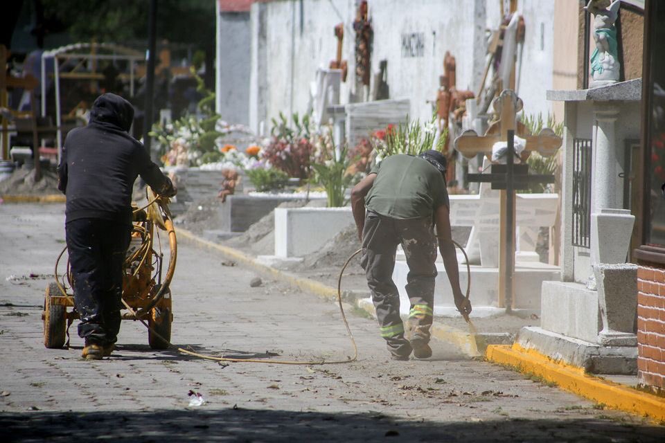 MetepecGobierno's tweet photo. En #Metepec con mucho cariño, esfuerzo y dedicación celebramos una de las festividades emblemáticas y de gran tradición de México y de nuestro municipio para recibir a nuestros fieles difuntos. #DíaDeMuertos #MetepecMágico https://t.co/KYRJZecmLO