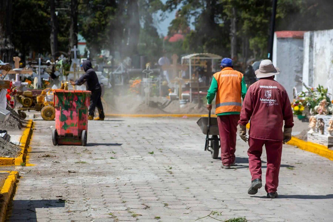 MetepecGobierno's tweet photo. En #Metepec con mucho cariño, esfuerzo y dedicación celebramos una de las festividades emblemáticas y de gran tradición de México y de nuestro municipio para recibir a nuestros fieles difuntos. #DíaDeMuertos #MetepecMágico https://t.co/KYRJZecmLO