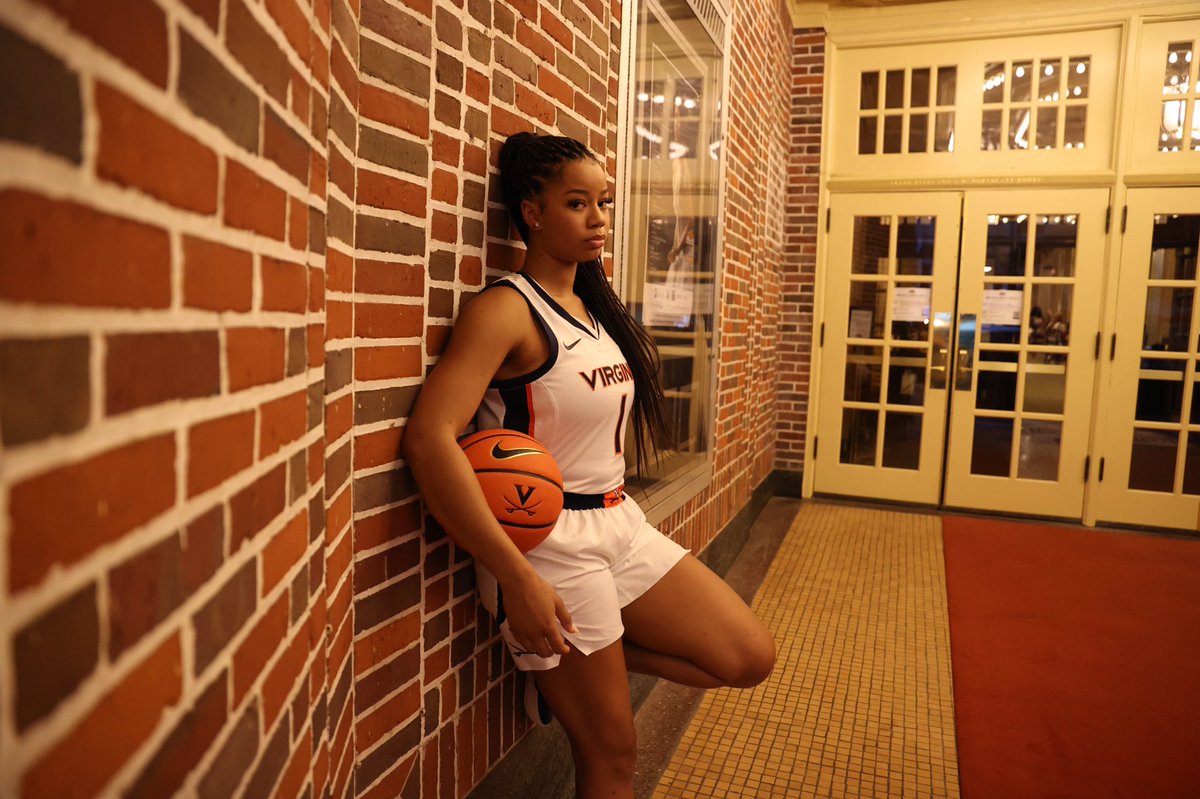 UVAWomensHoops's tweet photo. Real recognize real ✊💯

@carolegmiller | #GoHoos⚔️ https://t.co/V37hfpNonu