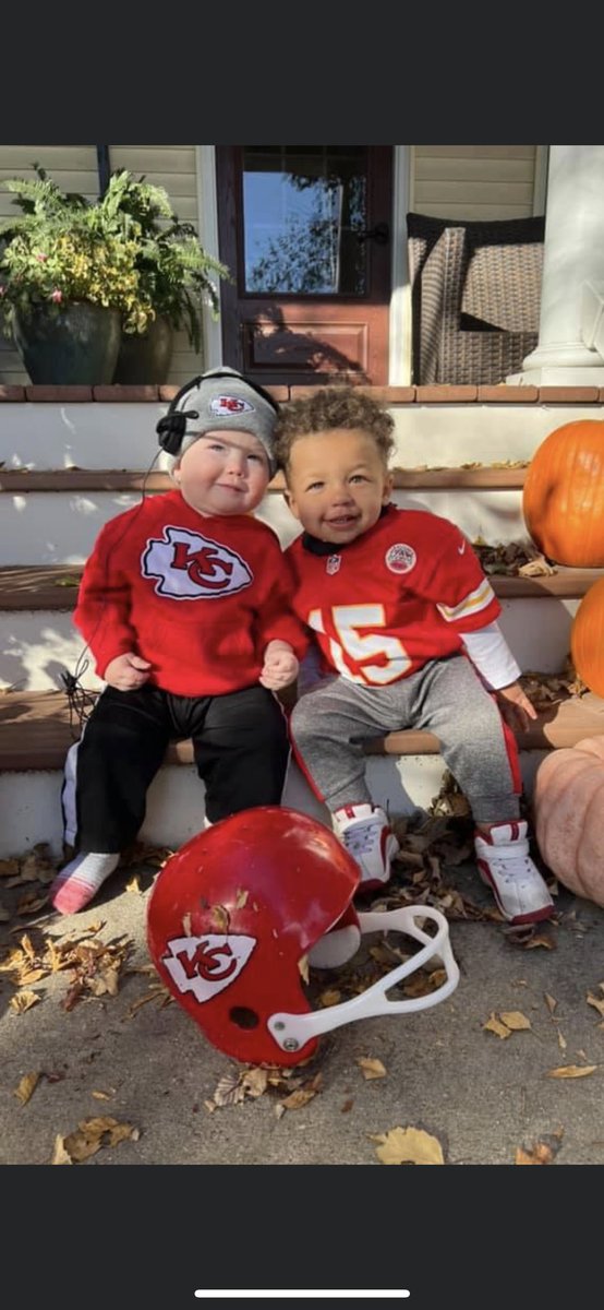 ⁦<a href="/Chiefs/">Kansas City Chiefs</a>⁩ Trick or Treating last night here in Iowa. Can we get these two some air time tonight on MNF?