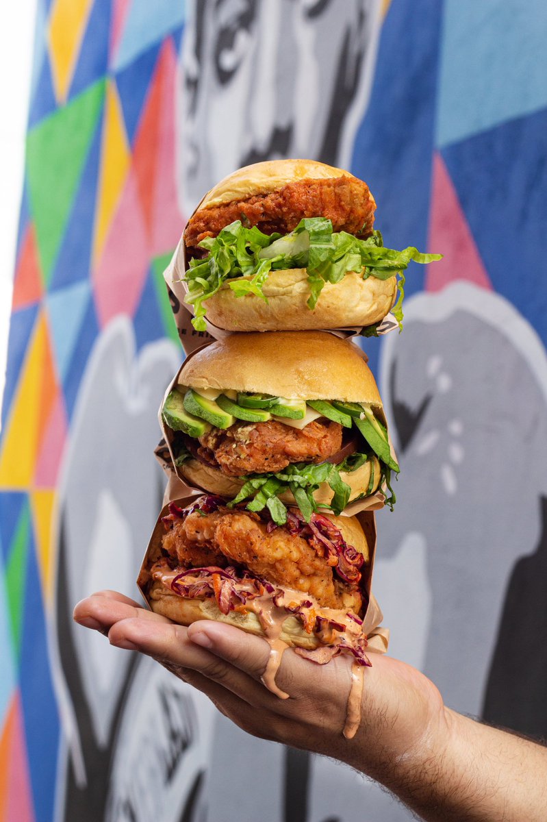 DosPollos's tweet photo. Empieza la semana con tu burger favorita!
🤤🐥🐥
.
.
.
.
#DosPollos #friedchicken #MustBeFriedChicken #chicken #sauce #goodfood #yum #instafood #delicious #promo #chickenburger #buffalosauce #buffalo #burger #chickensandwich #monterrey https://t.co/flV27znEuU